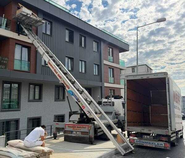 Asansörlü evden eve nakliyat — binanın dış cephesine kurulmuş mobilya asansörü