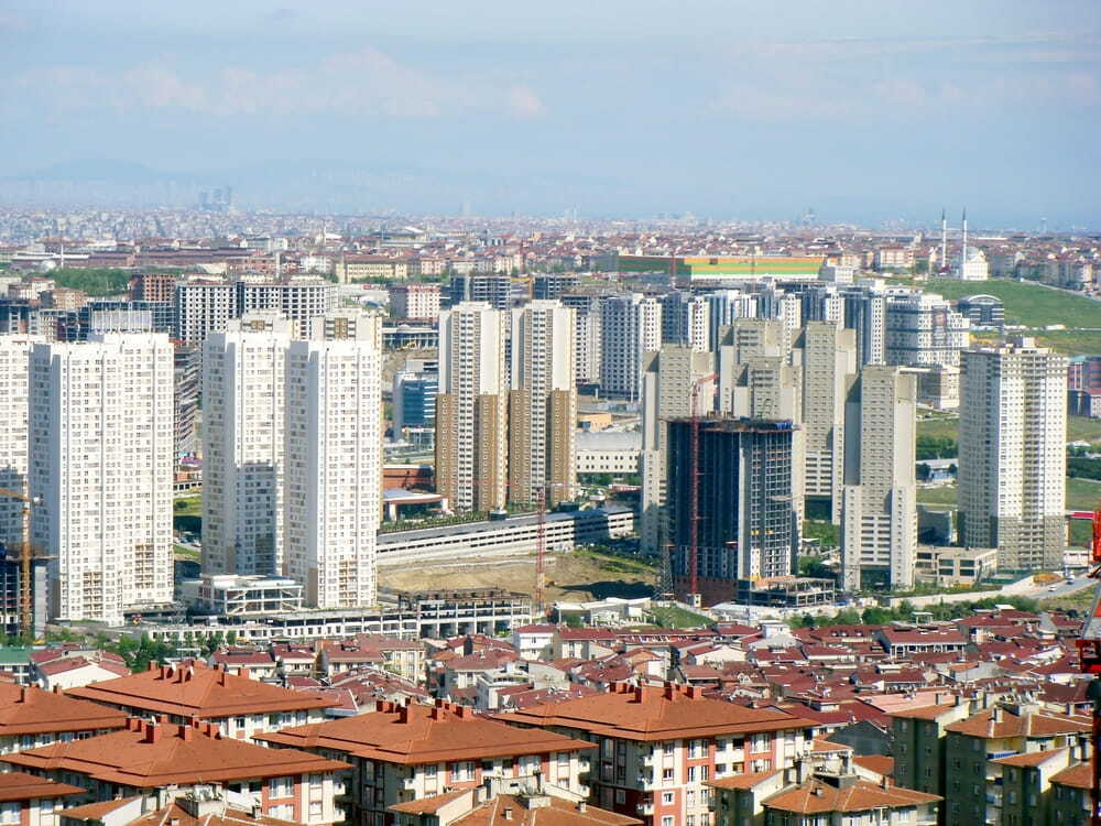 Esenyurt'ta asansörlü nakliyat hizmeti verilen yüksek katlı konut blokları